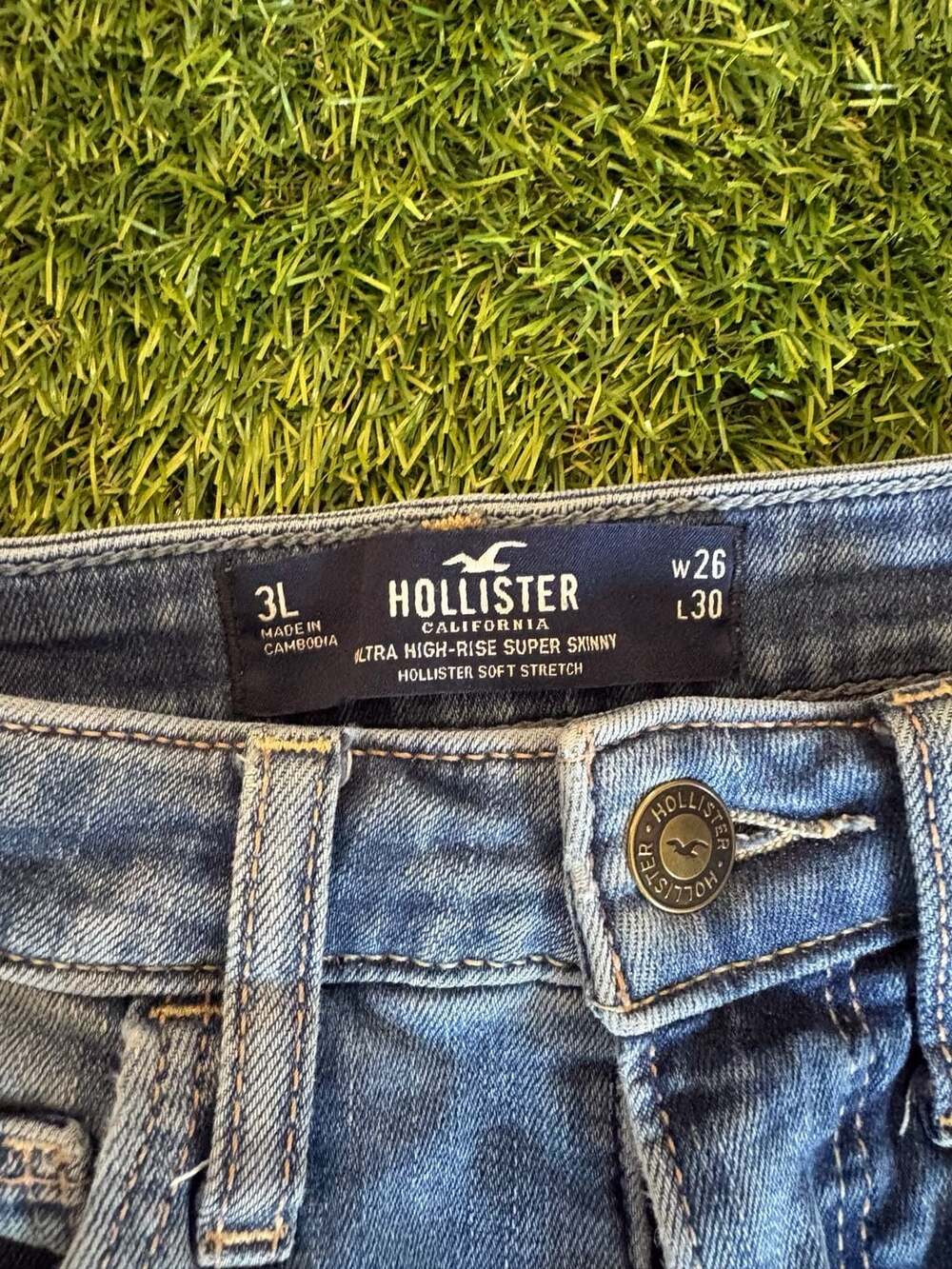 Hollister Ultra High-Rise Super Skinny Soft Stretch Distressed Jeans Size 3L W26 - Picture 3 of 3